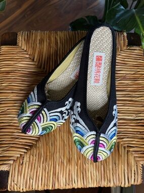 Black Embroidered Women’s Slip-On Flats with Multicolor Fan Motif